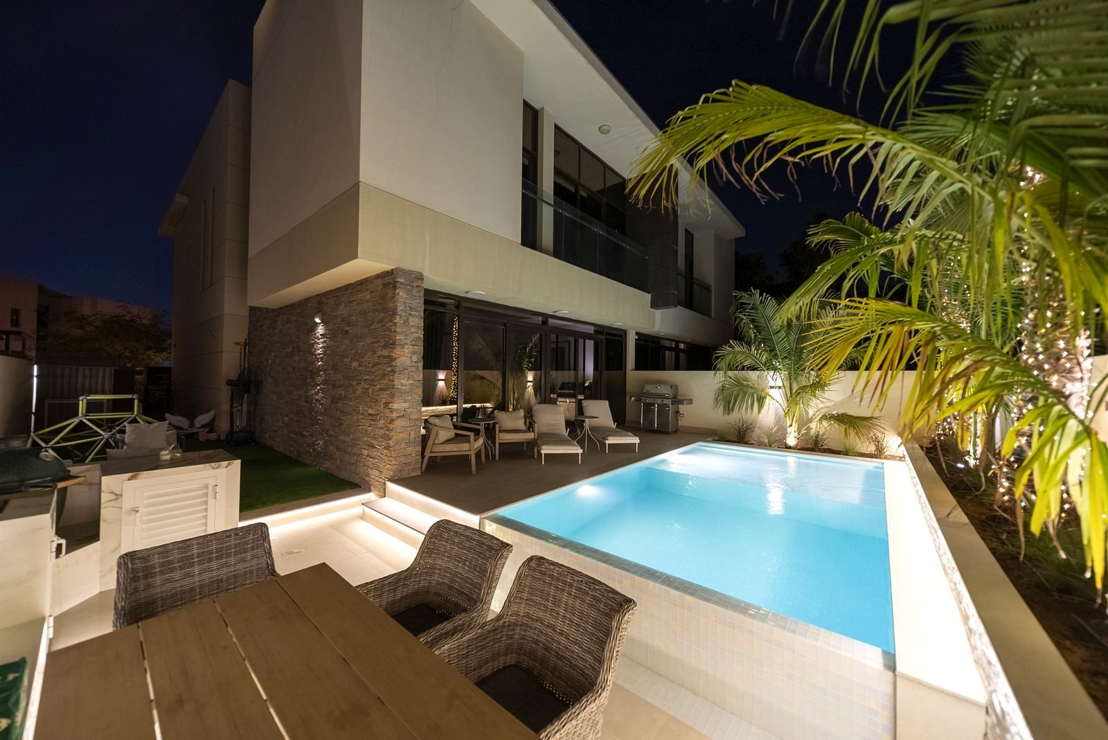 Luxury swimming pool construction Dubai villa